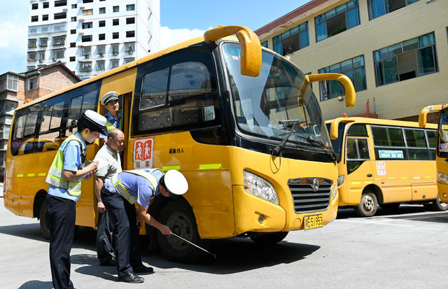 校车 安全检査 学校 幼儿园  安全 车况 交警  排除隐患 校车公司 安全措施