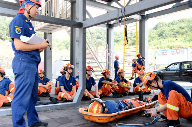 消防 救援 训练 锤炼本领  