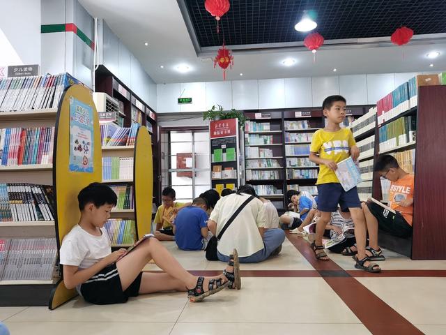 纳清凉，品书香