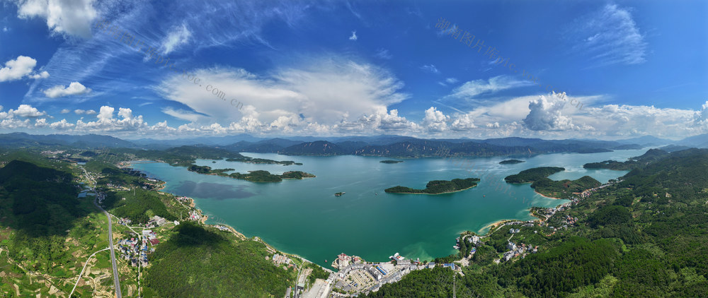 航拍,湖南,郴州,资兴市,白廊镇,,全域旅游,,,生态环保,,全域旅游,,田园观光,,休闲度假、宜居宜业宜游”的发展思路,做好“农旅”融合发展,湖光山色  特色美食,休闲养生,游客 群众,,旅游  休闲,乡镇 黄建华