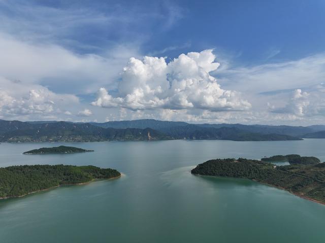 航拍,湖南,郴州,资兴市,白廊镇,,全域旅游,,,生态环保,,全域旅游,,田园观光,,休闲度假、宜居宜业宜游”的发展思路,做好“农旅”融合发展,湖光山色  特色美食,休闲养生,游客 群众,,旅游  休闲,乡镇 黄建华