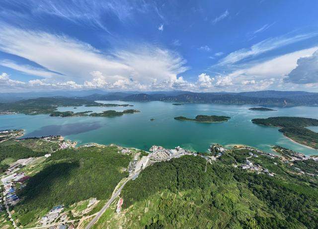 航拍,湖南,郴州,资兴市,白廊镇,,全域旅游,,,生态环保,,全域旅游,,田园观光,,休闲度假、宜居宜业宜游”的发展思路,做好“农旅”融合发展,湖光山色  特色美食,休闲养生,游客 群众,,旅游  休闲,乡镇 黄建华