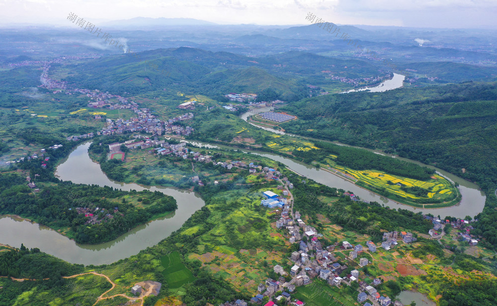 大美中国 风光 蓝天 白云 青山 碧水 湿地 民居 蜿蜒河道