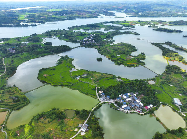 大美中国 风光 蓝天 白云 青山 碧水 湿地 民居 蜿蜒河道