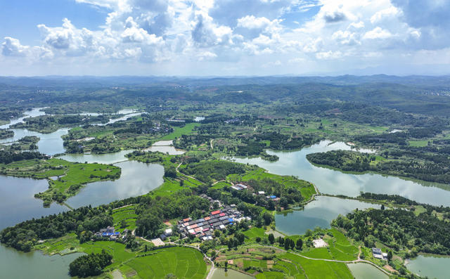 大美中国 风光 蓝天 白云 青山 碧水 湿地 民居 蜿蜒河道
