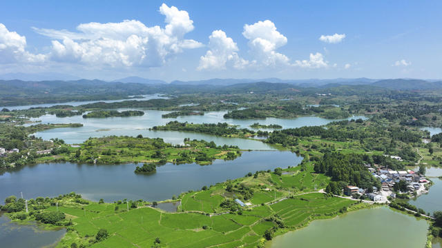 大美中国 风光 蓝天 白云 青山 碧水 湿地 民居 蜿蜒河道
