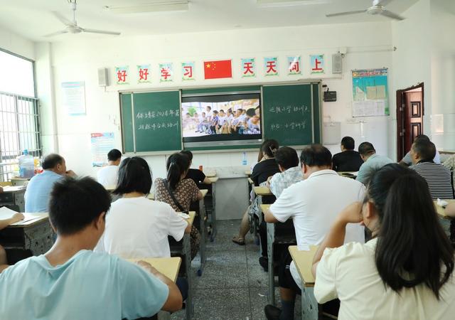备战新学期   教师充电忙