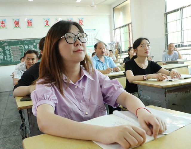 备战新学期   教师充电忙
