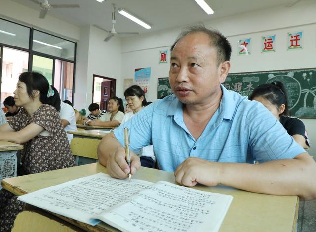 备战新学期   教师充电忙