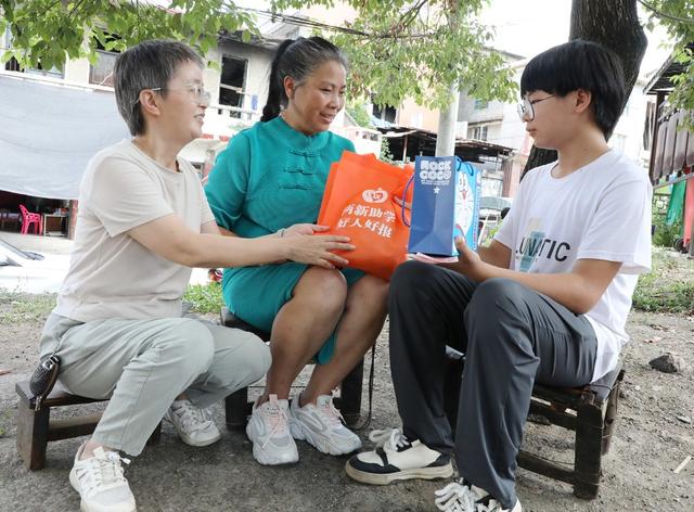 金秋助学正当时   走访慰问暖人心