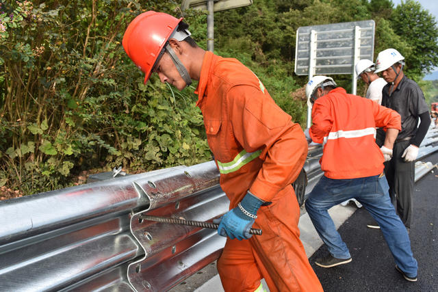  挥汗如雨施工忙