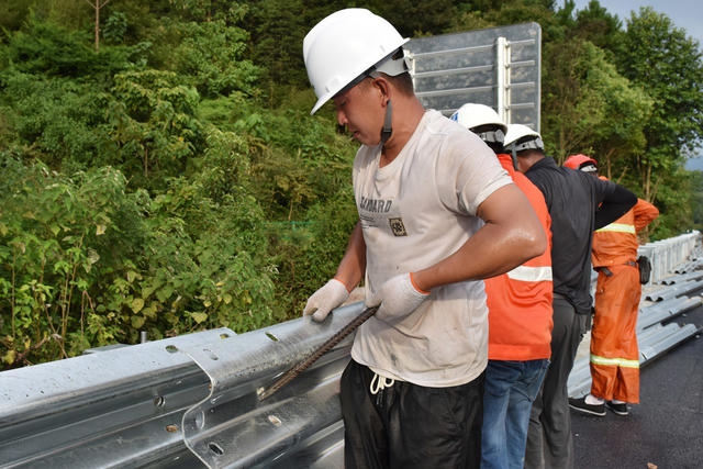  挥汗如雨施工忙