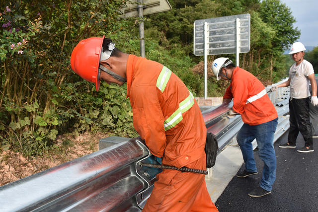  挥汗如雨施工忙