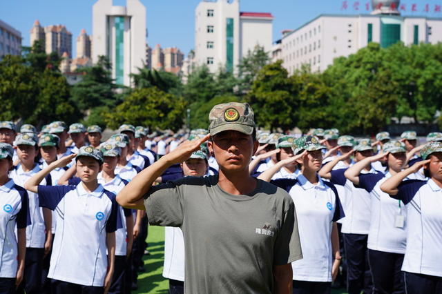 挥洒过的汗水才叫青春，磨砺过的意志才叫成长。8月27日，湖南省隆回一中高一新生顶着烈日军训。近年来，该校把国防教育融入军训，作为新生入学第一课。
