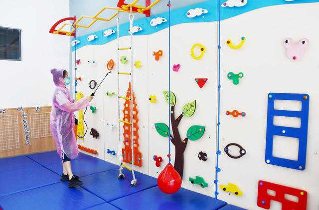  清洁校园迎开学