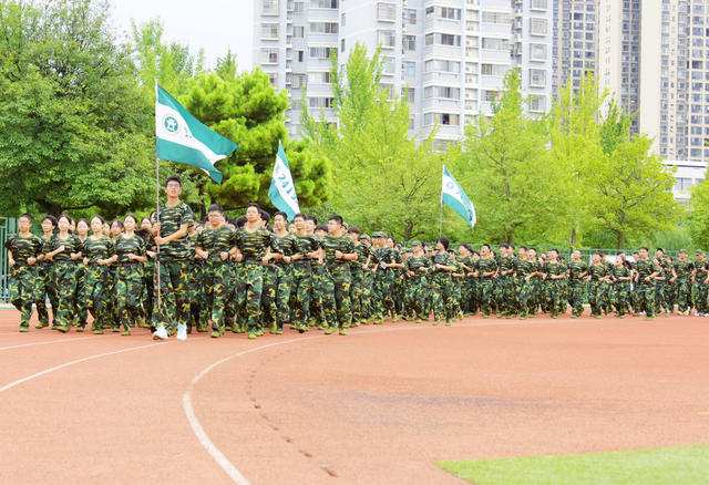教育   中学  军训  高温天气  凉爽机遇  满负荷训练
