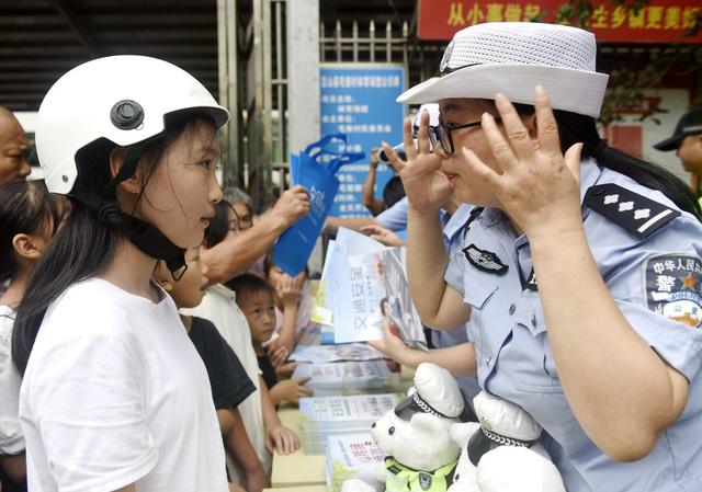 安全  交通  知识   民警  乡村