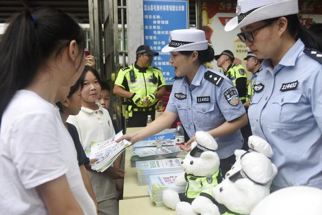 安全  交通  知识   民警  乡村