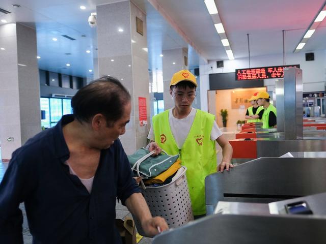 2024年8月29日，湖南省长沙火车站，大学生铁路志愿者为旅客指路。随着暑假接近尾声，学生客流、探亲客流、旅游客流叠加，铁路志愿者弘扬志愿精神，服务旅客踏上返程高峰。林道辉 摄