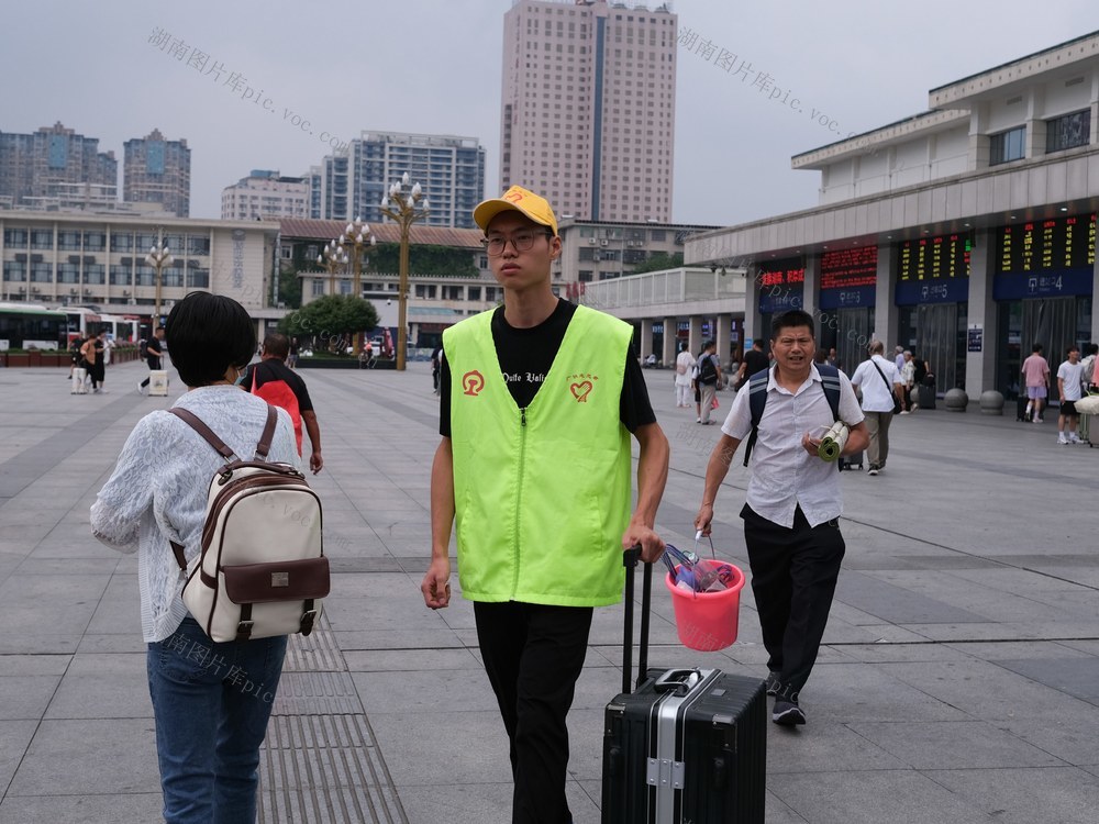 2024年8月29日，湖南省长沙火车站，大学生铁路志愿者为旅客指路。随着暑假接近尾声，学生客流、探亲客流、旅游客流叠加，铁路志愿者弘扬志愿精神，服务旅客踏上返程高峰。林道辉 摄