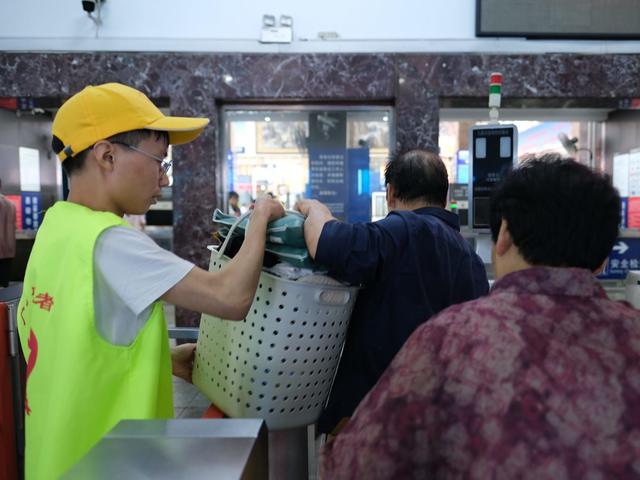 2024年8月29日，湖南省长沙火车站，大学生铁路志愿者为旅客指路。随着暑假接近尾声，学生客流、探亲客流、旅游客流叠加，铁路志愿者弘扬志愿精神，服务旅客踏上返程高峰。林道辉 摄
