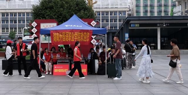 大学，新生接待站，