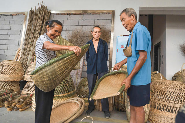 立秋将至   农民购买秋收农具准备秋收  秋收农具市场繁忙