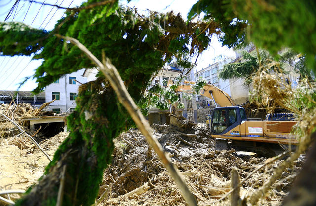 湖南  郴州  资兴  州门司   格美  暴雨  山洪  泥石流 防汛救灾  灾后重建  灾后自救   应急  消防  部队  官兵  干群  团结  合力    救灾  现场   家园

