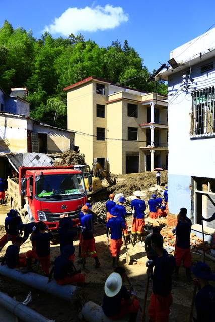 湖南  郴州  资兴  州门司   格美  暴雨  山洪  泥石流 防汛救灾  灾后重建  灾后自救   应急  消防  部队  官兵  干群  团结  合力    救灾  现场   家园

