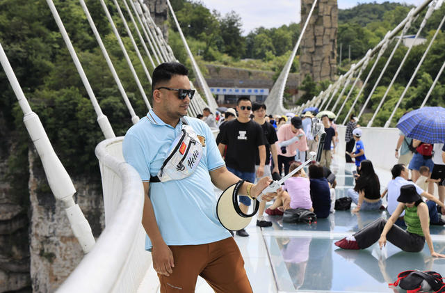 张家界 大峡谷 琉璃桥 外国游客