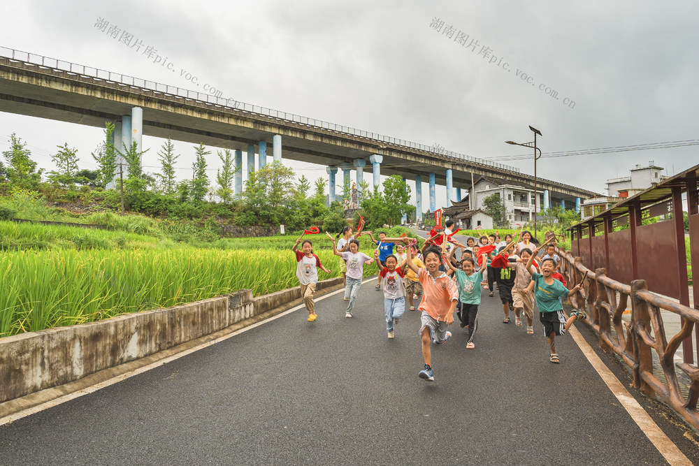 学苗鼓承非遗  放飞希望与梦想