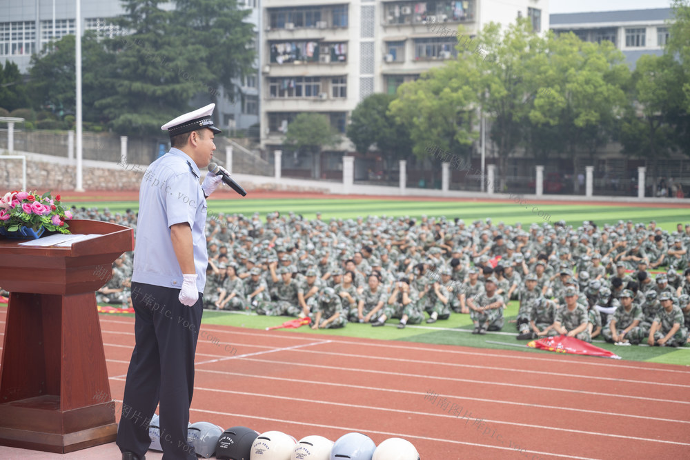 湖南娄底 “开学第一课” 安全  知危险 会避险 民警