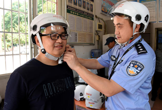 头盔  爱心 交警 学校 学生交通 平安