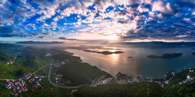 航拍  郴州  资兴市  东江湖  东江湾  小东江  白廊镇  五岛一村  回龙山  风光  东江湖 水面 
 波光粼粼   朝霞  蓝天  白云  霞光  山水画卷  航拍  黄建华 