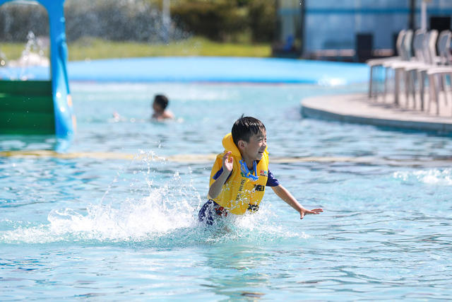 亲水 消暑 享清凉 游泳 小朋友