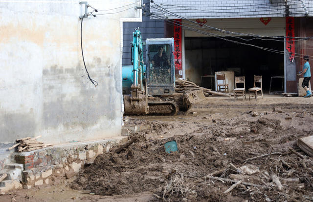 抗洪救灾 灾后重建 清理淤泥 群众生产自救 保护人民群众