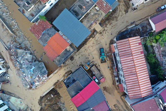 抗洪救灾 灾后重建 清理淤泥 群众生产自救 保护人民群众