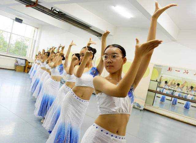 全民美育  中国舞  民族舞蹈  暑假  艺术训练  孔雀