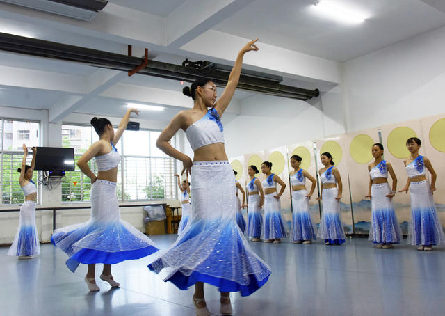 全民美育  中国舞  民族舞蹈  暑假  艺术训练  孔雀