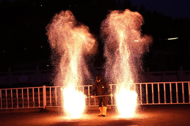 打铁花  火壶  表演  非遗  夜经济  湖南邵东