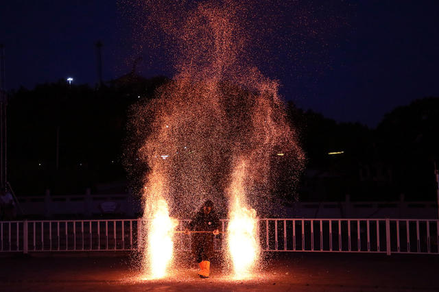 打铁花  火壶  表演  非遗  夜经济  湖南邵东