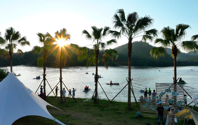 近水 享清凉 消暑 休闲 