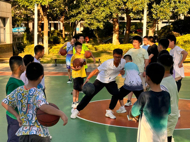 校园体育设施暑期免费对外开  打篮球  羽毛球训练