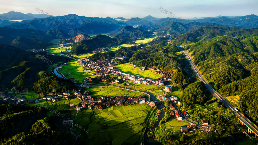 侗族 山 公路 河流 乡村 丰收 美景