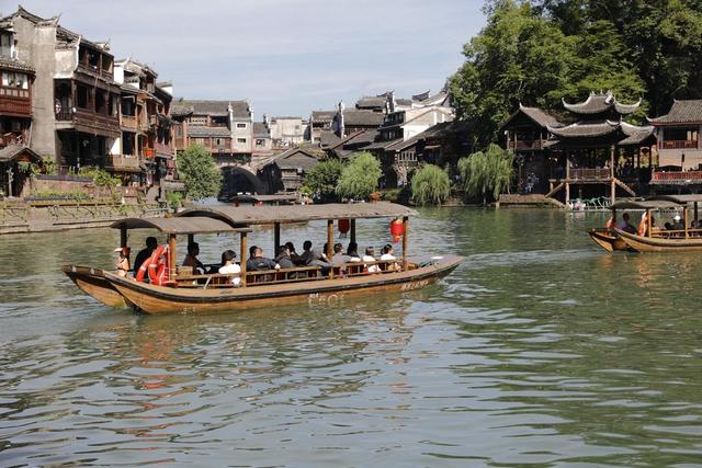  游人 凤凰古城  沱江泛舟  度假消暑 欣赏古城美景 体验  民俗风情 