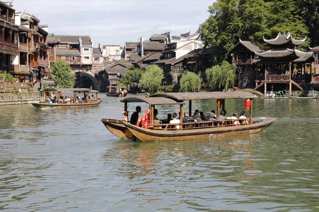  游人 凤凰古城  沱江泛舟  度假消暑 欣赏古城美景 体验  民俗风情 