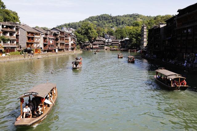  游人 凤凰古城  沱江泛舟  度假消暑 欣赏古城美景 体验  民俗风情 