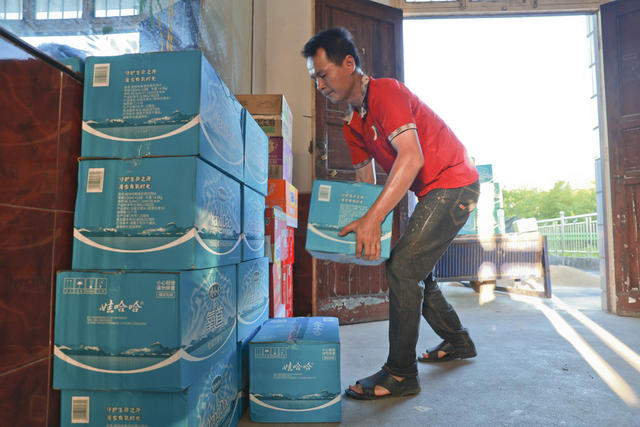 28日20时许，涓水湘潭县易俗河镇 四新堤 因漫堤 发生大堤损毁险情。31日，专业抢险队伍积极抢抓雨停水退的作业黄金期，正式开始堤防修复施工。