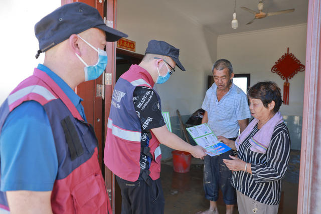 28日20时许，涓水湘潭县易俗河镇 四新堤 因漫堤 发生大堤损毁险情。31日，专业抢险队伍积极抢抓雨停水退的作业黄金期，正式开始堤防修复施工。