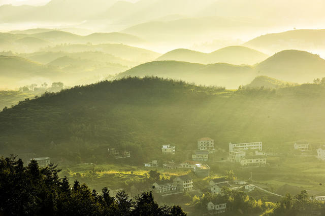 晨雾  山峦  民居